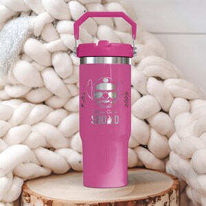 Puede incluir: Una taza de cer&aacute;mica blanca con un asa negra y el texto "But First, Coffee" en negro, con una fuente de estilo manuscrito. La taza est&aacute; sobre una superficie blanca.