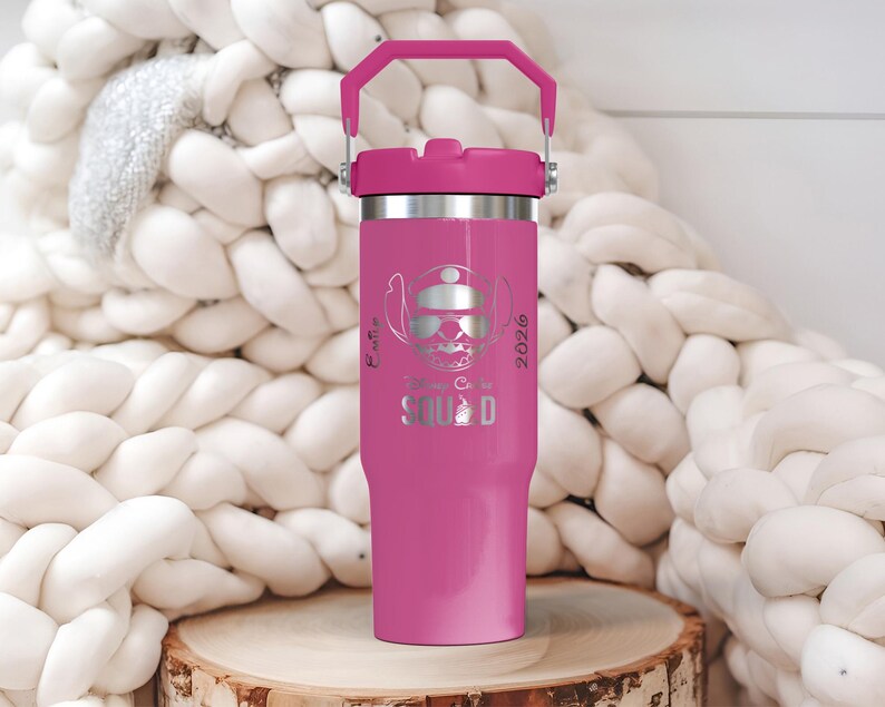 Puede incluir: Una taza de cer&aacute;mica blanca con un asa negra y el texto "But First, Coffee" en negro, con una fuente de estilo manuscrito. La taza est&aacute; sobre una superficie blanca.