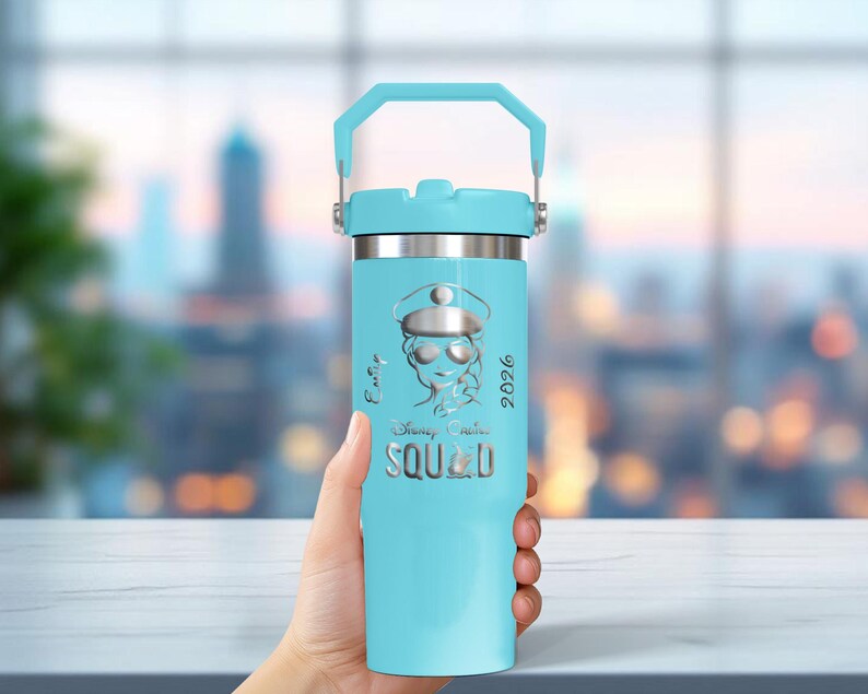 Puede incluir: Un vaso aislado azul claro con asa, borde y tapa plateados. El vaso presenta un gr&aacute;fico de un personaje con sombrero y gafas de sol, con el texto "Party Squad 2026" y "Disney Cruise".