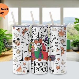 Puede incluir: Un vaso blanco con un tema de Halloween con Mickey Mouse, Minnie Mouse y Goofy vestidos con disfraces. El vaso tiene una variedad de gr&aacute;ficos de tem&aacute;tica de Halloween, incluyendo calabazas, murci&eacute;lagos, fantasmas y estrellas. El texto "It's Just a Bunch of Hocus Pocus" est&aacute; impreso en el vaso.