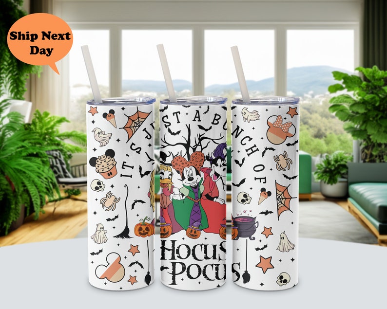 Puede incluir: Un vaso blanco con un tema de Halloween con Mickey Mouse, Minnie Mouse y Goofy vestidos con disfraces. El vaso tiene una variedad de gr&aacute;ficos de tem&aacute;tica de Halloween, incluyendo calabazas, murci&eacute;lagos, fantasmas y estrellas. El texto "It's Just a Bunch of Hocus Pocus" est&aacute; impreso en el vaso.