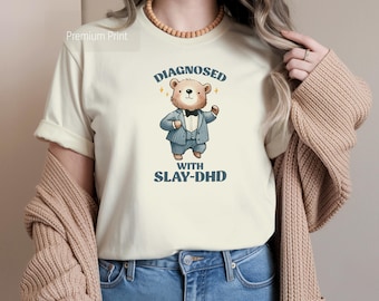 Camiseta con el mensaje "Diagnosticado con SLAY-DHD" / Camiseta de concienciación sobre el TDAH / Regalo para personas neurodivergentes / Gráfico de oso