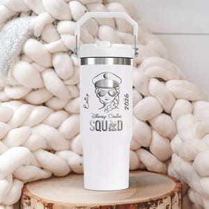 Puede incluir: Un letrero de madera r&uacute;stica con el texto "Welcome to our home" en un estilo manuscrito. El letrero presenta un acabado envejecido y un dise&ntilde;o simple y acogedor, ideal para un porche o entrada.