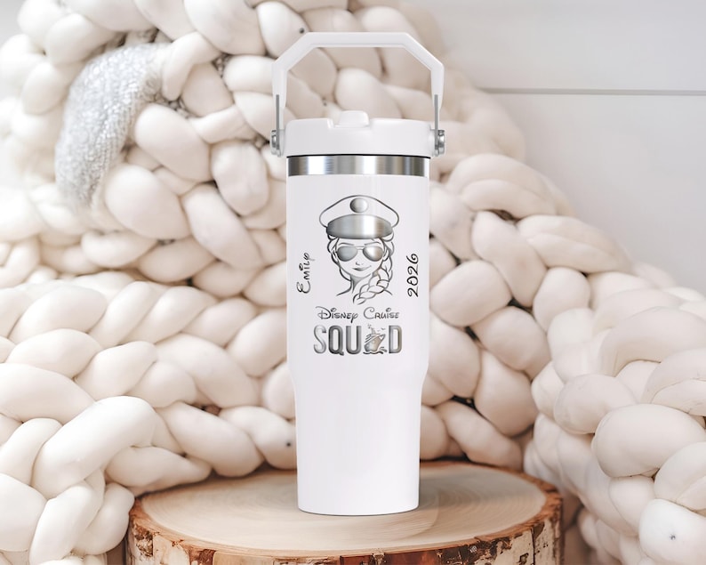 Puede incluir: Un letrero de madera r&uacute;stica con el texto "Welcome to our home" en un estilo manuscrito. El letrero presenta un acabado envejecido y un dise&ntilde;o simple y acogedor, ideal para un porche o entrada.