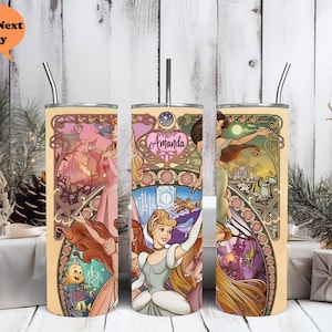 Op de afbeelding: Drie roestvrijstalen bekers met een kleurrijk ontwerp met Disney-prinsessen. De bekers hebben een gouden rand en een gepersonaliseerde naam, "Amanda", op een van de bekers.