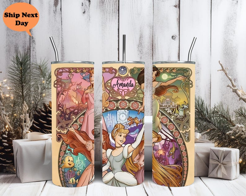 Op de afbeelding: Drie roestvrijstalen bekers met een kleurrijk ontwerp met Disney-prinsessen. De bekers hebben een gouden rand en een gepersonaliseerde naam, "Amanda", op een van de bekers.