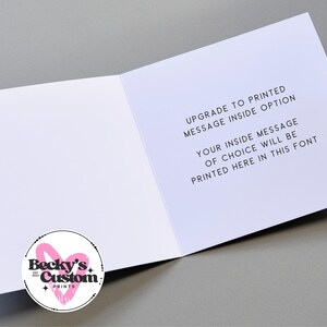 Op de afbeelding: Een open witte wenskaart met tekst: "UPGRADE TO PRINTED MESSAGE INSIDE OPTION" en "YOUR INSIDE MESSAGE OF CHOICE WILL BE PRINTED HERE IN THIS FONT". Een cirkelvormig logo met "Becky's Custom Prints" is zichtbaar.