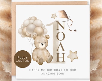 Op de afbeelding: Een aquarel-illustratie van een bruine teddybeer die een bos ballonnen vasthoudt. De ballonnen zijn beige en bruin. De illustratie is op een witte achtergrond met de tekst "Noah" in bruine letters en de tekst "Happy 1st Birthday to our amazing son!" in bruine letters.