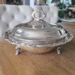 Vintage Wm Rogers Footed Silberplatte bedeckte Servierplatte mit Deckel / Glasschüssel