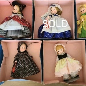 ヴィンテージの中国の人形の女の子の三つ編み、観光土産、キッチュな