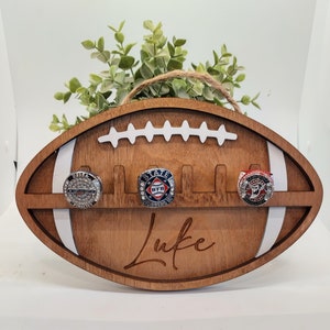 Archivos svg de porta anillos de fútbol. Archivos svg de porta anillos de fútbol. Archivos láser de regalos de Pascua. Archivos svg de jugador de fútbol. Archivos glowforge. Regalos de fútbol