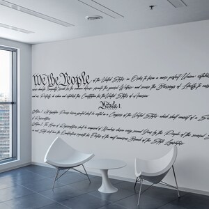 Puede incluir: Una pared blanca con texto negro que dice "Nosotros el Pueblo de los Estados Unidos, a fin de formar una uni&oacute;n m&aacute;s perfecta, establecer la justicia, asegurar la tranquilidad dom&eacute;stica, proveer para la defensa com&uacute;n, promover el bienestar general, y asegurar las bendiciones de la libertad para nosotros mismos y para nuestra posteridad, ordenamos y establecemos esta Constituci&oacute;n para los Estados Unidos de Am&eacute;rica."
