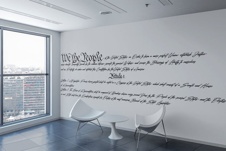 Puede incluir: Una pared blanca con texto negro que dice "Nosotros el Pueblo de los Estados Unidos, a fin de formar una uni&oacute;n m&aacute;s perfecta, establecer la justicia, asegurar la tranquilidad dom&eacute;stica, proveer para la defensa com&uacute;n, promover el bienestar general, y asegurar las bendiciones de la libertad para nosotros mismos y para nuestra posteridad, ordenamos y establecemos esta Constituci&oacute;n para los Estados Unidos de Am&eacute;rica."