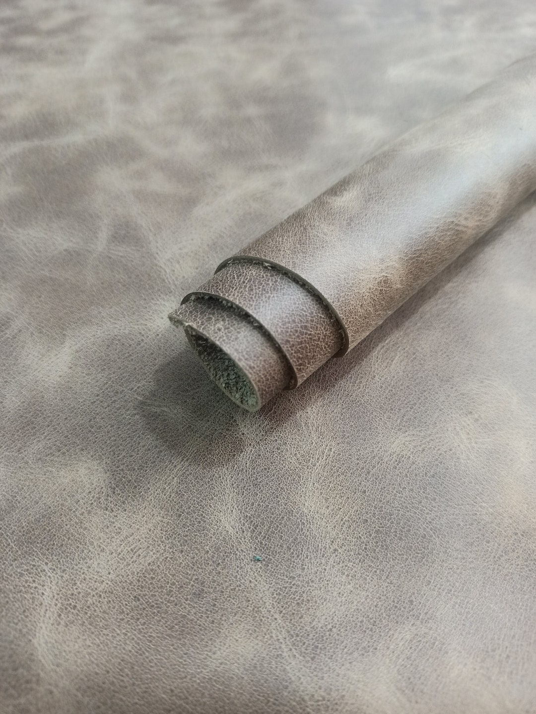 Oil Tanned Sand Color Leather Pullup Style Thickness 1,41,6mm 34 Oz