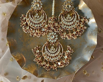 Orecchini Pachi Kundan in oro e perle e set Tikka - Gioielli indiani