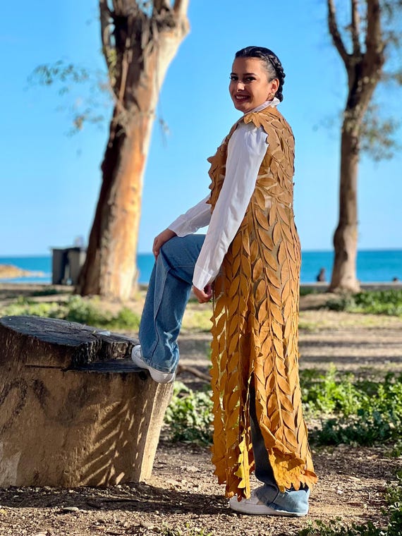 Handgefertigte Weste aus weichem Leder mit Blattmotiv