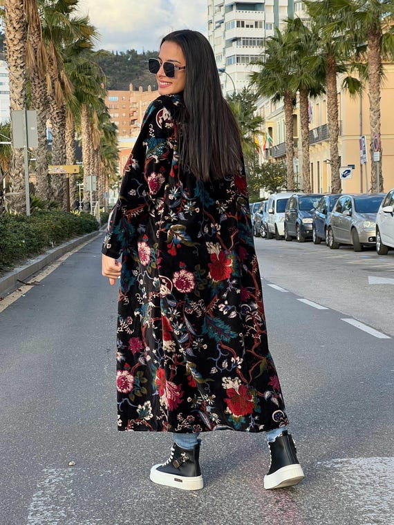 Un abrigo modelo kimono elaborado con terciopelo de algodón estampado es una prenda sofisticada y única que fusiona elegancia y comodidad.