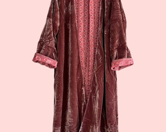 Rosa wendbarer Dritthaar-Kimono, langer wendbarer Dritthaar-Kimono aus Samt in dunkelrosa Farbe mit kombinierter rosa Seide, Kimono für Frauen.