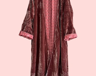 Rosa Wende-Samtkimono aus Samt, langer Wende-Samtkimono aus dunkelrosa Samt mit kombinierter rosa Seide, Kimono für Damen.