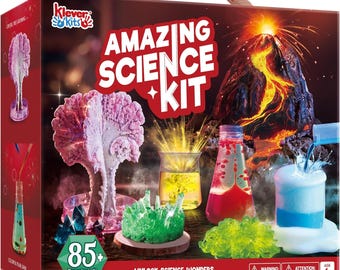 以下が含まれることがあります： 「AMAZING SCIENCE KIT」の文字が赤と白で書かれた科学キットの箱。箱には、火山、結晶、カラフルな液体など、科学実験の画像が描かれています。このキットには85以上の実験が含まれており、6歳以上向けです。