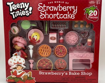 Strawberry Shortcake Teeny Tinies 20 piece bake shop mini set