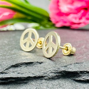 Aretes de oro macizo de 14 k con símbolo de la paz y cierre de rosca para niñas y mujeres. Símbolo de armonía. Aretes bohemios para uso diario. Regalo para mamá.