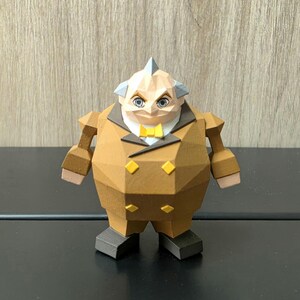 Puede incluir: Una figura low-poly de un personaje robusto con cara pálida, pelo gris y ojos grandes. La figura viste una chaqueta cruzada marrón con botones amarillos, camisa blanca, pajarita amarilla y zapatos gris oscuro, todo en un estilo geométrico.