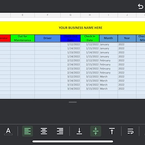 Pode incluir: Uma folha de cálculo com uma linha de cabeçalho amarela etiquetada como "YOUR BUSINESS NAME HERE". As colunas da folha de cálculo são etiquetadas como "Tipo de caminhão", "Número do caminhão", "Fora de serviço", "Em manutenção", "Motorista", "Data de entrada", "Data de entrada", "Mês", "Ano", "Quilometragem de saída", "Quilometragem de entrada", "Quilometragem percorrida" e "Número da placa". A folha de cálculo contém dados sobre a quilometragem e a manutenção dos caminhões.