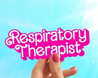 Op de afbeelding: Een roze bord dat tegen een blauwe lucht wordt gehouden met de tekst "Respiratory Therapist" in wit.