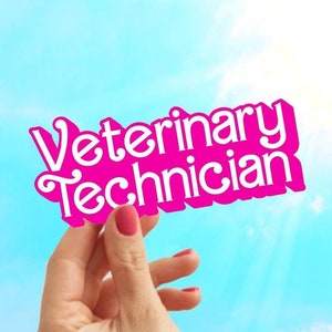 Op de afbeelding: Een roze bord met de tekst "Veterinary Technician" tegen een helderblauwe lucht met witte wolken.