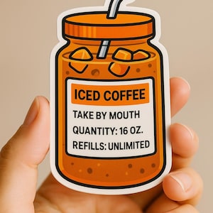 Peut inclure: Un autocollant en forme de pot de caf&eacute; glac&eacute;, tenu par une main. L'autocollant est orange avec une &eacute;tiquette blanche qui dit "ICED COFFEE, TAKE BY MOUTH, QUANTIT&Eacute;: 473 ml, REFILLS: UNLIMITED."