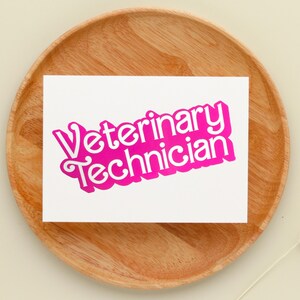 Op de afbeelding: Een witte kaart met de woorden "Veterinary Technician" in roze, in 3D-lettertype. De kaart ligt op een houten oppervlak.