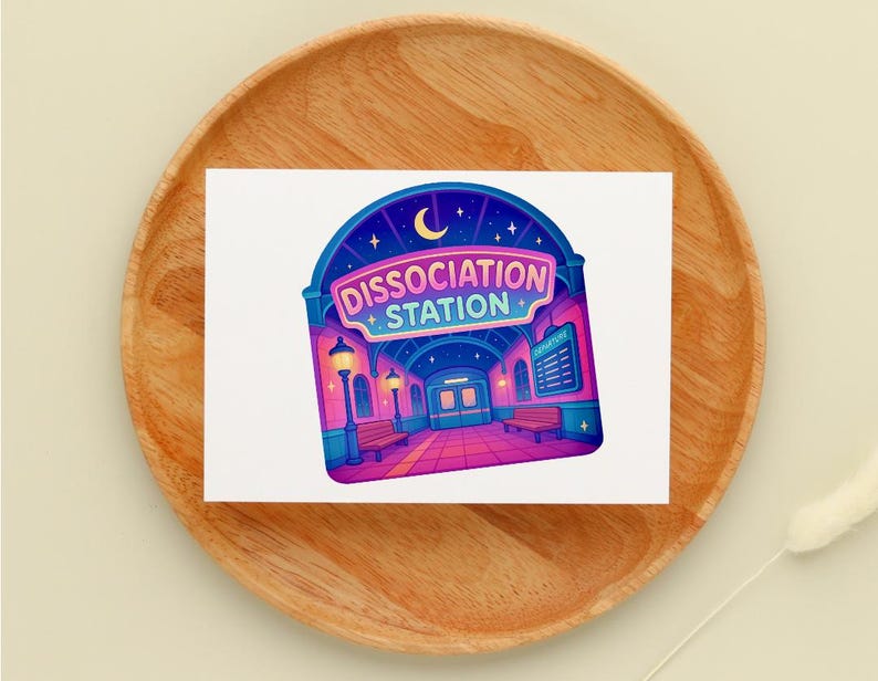 Puede incluir: Una colorida pegatina con una ilustraci&oacute;n estilizada de una estaci&oacute;n de metro. El texto "Dissociation Station" se muestra de forma destacada. El dise&ntilde;o incluye una luna creciente, estrellas y una vibrante paleta de colores rosa, morado y azul.