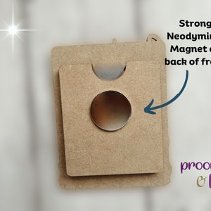 Peut inclure: Gros plan sur un cadre en papier kraft avec une d&eacute;coupe circulaire r&eacute;v&eacute;lant un aimant argent&eacute;. Le texte indique "Strong Neodymium Magnet on back of frame". Le cadre a un sommet arrondi. La marque "proon & ivy" est visible.