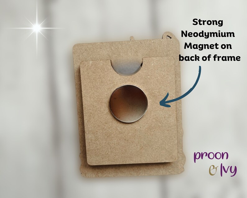 Peut inclure: Gros plan sur un cadre en papier kraft avec une d&eacute;coupe circulaire r&eacute;v&eacute;lant un aimant argent&eacute;. Le texte indique "Strong Neodymium Magnet on back of frame". Le cadre a un sommet arrondi. La marque "proon & ivy" est visible.