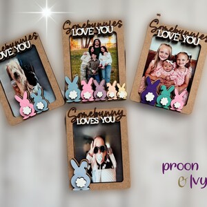 Peut inclure: Quatre cadres photo en bois avec le texte "Somebunnies Love You". Chaque cadre a une ouverture rectangulaire et est d&eacute;cor&eacute; de d&eacute;coupes de lapins color&eacute;s. Les cadres contiennent diff&eacute;rentes photos.