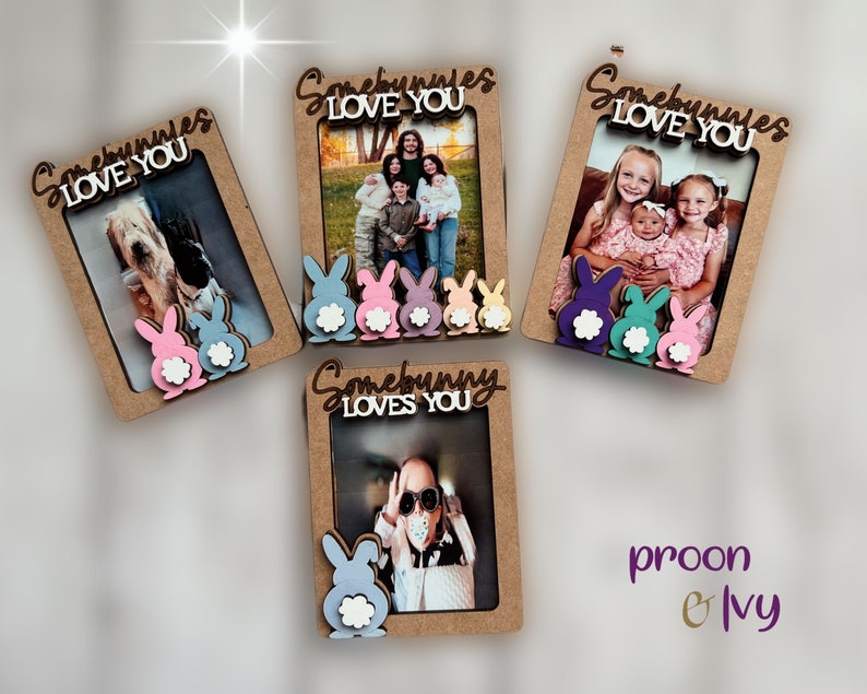 Peut inclure: Quatre cadres photo en bois avec le texte "Somebunnies Love You". Chaque cadre a une ouverture rectangulaire et est d&eacute;cor&eacute; de d&eacute;coupes de lapins color&eacute;s. Les cadres contiennent diff&eacute;rentes photos.