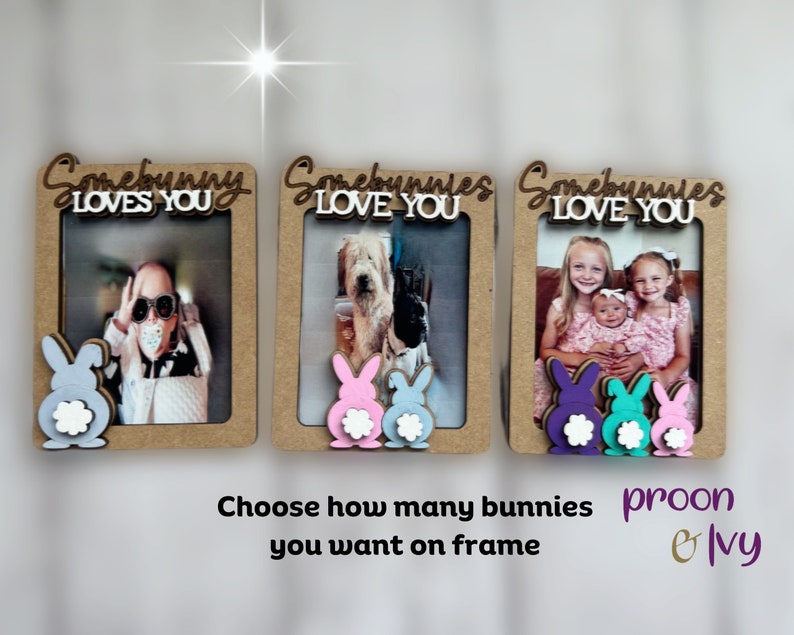 Peut inclure: Trois cadres photo en bois avec les textes "Somebunny Loves You" et "Somebunnies Love You". Chaque cadre a une d&eacute;coupe de lapin en bas de diff&eacute;rentes couleurs. Les cadres contiennent des photos de personnes et d'animaux.
