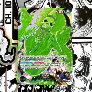 Könnte beinhalten: Eine grüne Spielkarte mit der Figur Brook von der Strohhut-Crew. Die Karte hat einen holografischen Effekt und zeigt die Zahl 5000. Der Text enthält "Brook" und Spielanweisungen. Der Hintergrund ist eine Mischung aus schwarz-weißen Manga-Panels.