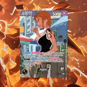 Könnte beinhalten: Eine weiße Keramik-Tasse mit schwarzem Henkel und dem Text "But First, Coffee" in fetter, schwarzer Schrift. Die Tasse steht vor einem verschwommenen Hintergrund, der ihr klares Design hervorhebt.