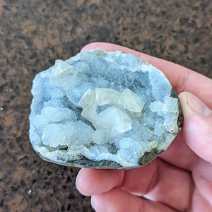 Racimo de calcedonia azul con apofilita: una piedra preciosa rara y poderosa para el equilibrio, la comunicación y la percepción espiritual. - 154g