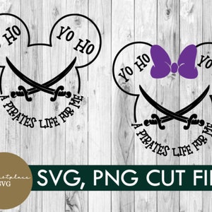 Op de afbeelding: Een zwart-wit SVG-snijbestand met een ontwerp van een Mickey Mouse-hoofd met gekruiste zwaarden en de tekst "Yo Ho A Pirates Life For Me".