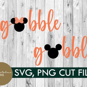 Op de afbeelding: Oranje "gobble" tekst met een zwart silhouet van Mickey Mouse en Minnie Mouse. De tekst staat op een witte houten achtergrond.