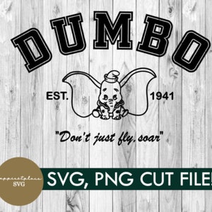 Op de afbeelding: Zwart-witte illustratie van Dumbo de olifant met de tekst "DUMBO" erboven. De tekst "EST. 1941" staat eronder. De tekst "Don't just fly, soar" staat onder de datum. De tekst "SVG, PNG CUT FILE!" staat onderaan de afbeelding.