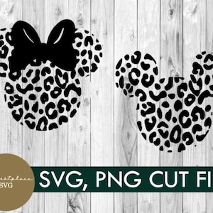 Puede incluir: Dos orejas de Mickey Mouse de estampado de leopardo en blanco y negro, una con un lazo. Las orejas están sobre un fondo de madera. SVG, PNG CUT FILE!