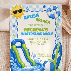 Op de afbeelding: Een uitnodiging voor een feestje met een waterglijbaan-thema. De uitnodiging toont een cartoonzon met zonnebril, een blauw-wit geblokte achtergrond en illustraties van een waterglijbaan, een strandbal en een surfplank. De tekst luidt "MICHEAL'S WATERSLIDE BASH!"