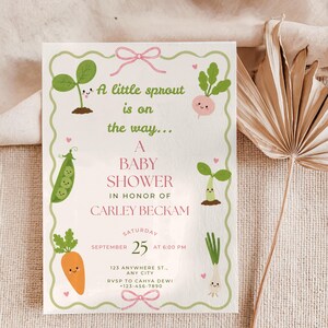 Op de afbeelding: Babyborrel uitnodiging met een grillig ontwerp. De uitnodiging bevat de tekst "A little sprout is on the way... A BABY SHOWER ter ere van Carley Beckham." Het ontwerp bevat illustraties van groenten en een roze strik.