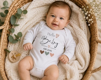 Body Hello Baby z zabawnym pomysłem na ukończenie szkoły w 2045 roku | Organiczne body z długim rękawem i serduszkiem | Prezent na baby shower | Neutralne body niemowlęce