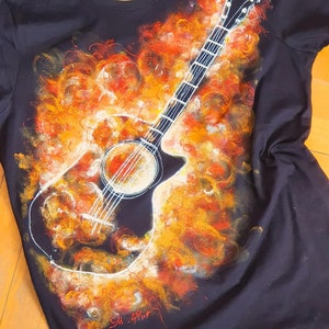 E-Gitarre HANDGEMALT auf Feuer T-Shirt, Love of Guitar, Handbemalte Gitarre, Musik und Gitarre bemalt, Musikinstrumente auf T-Shirt