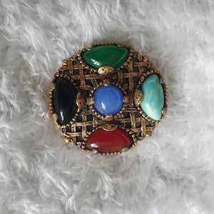 Vintage Celtic Design Hardstone Gold Tone Brooch / Pin